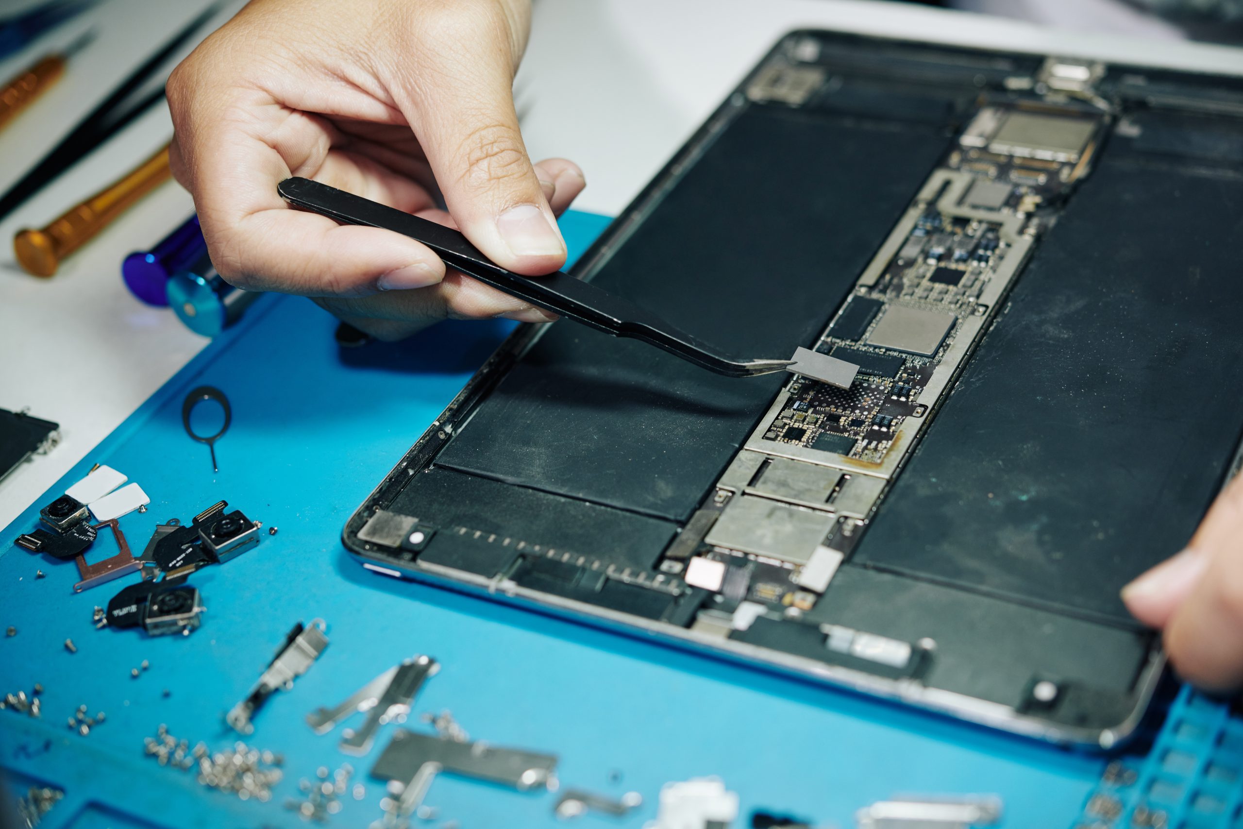 Agestec Ankara Bilgisayar tamiri sizlere garantili servis hizmeti sunuyoruz. MacBook, laptop ve masaüstü tamiri fiyatları Airpods Tamiri,fiber optik sonlandırma